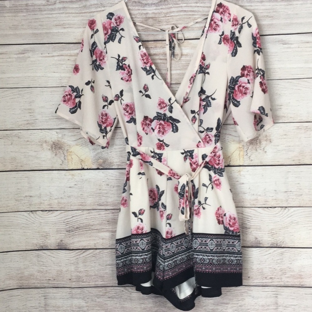 Trixxi Clothing Company pink roses 🥀 🌹Romper